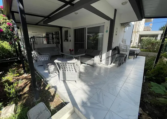 Denize 5 Dk Yuerueme Mesafesinde Kus-ar Sitesi Kusadasi