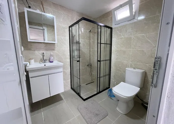 Denize 5 Dk Yuerueme Mesafesinde Kus-ar Sitesi Kusadasi