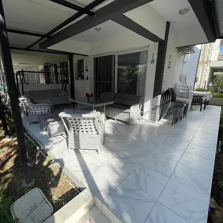 Denize 5 Dk Yuerueme Mesafesinde Kus-ar Sitesi Kuşadası