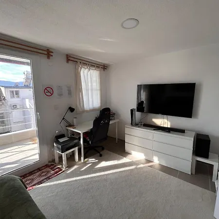 Denize 5 Dk Yuerueme Mesafesinde Kus-ar Sitesi Feriehus Kusadası