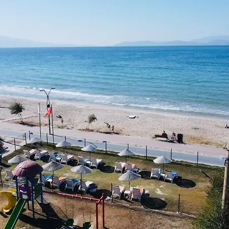 Denize 5 Dk Yuerueme Mesafesinde Kus-ar Sitesi Feriehus Kusadası