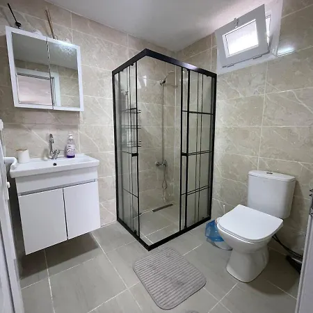 Denize 5 Dk Yuerueme Mesafesinde Kus-ar Sitesi Kuşadası